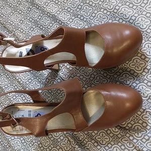 Beige guess shoes size 8.5